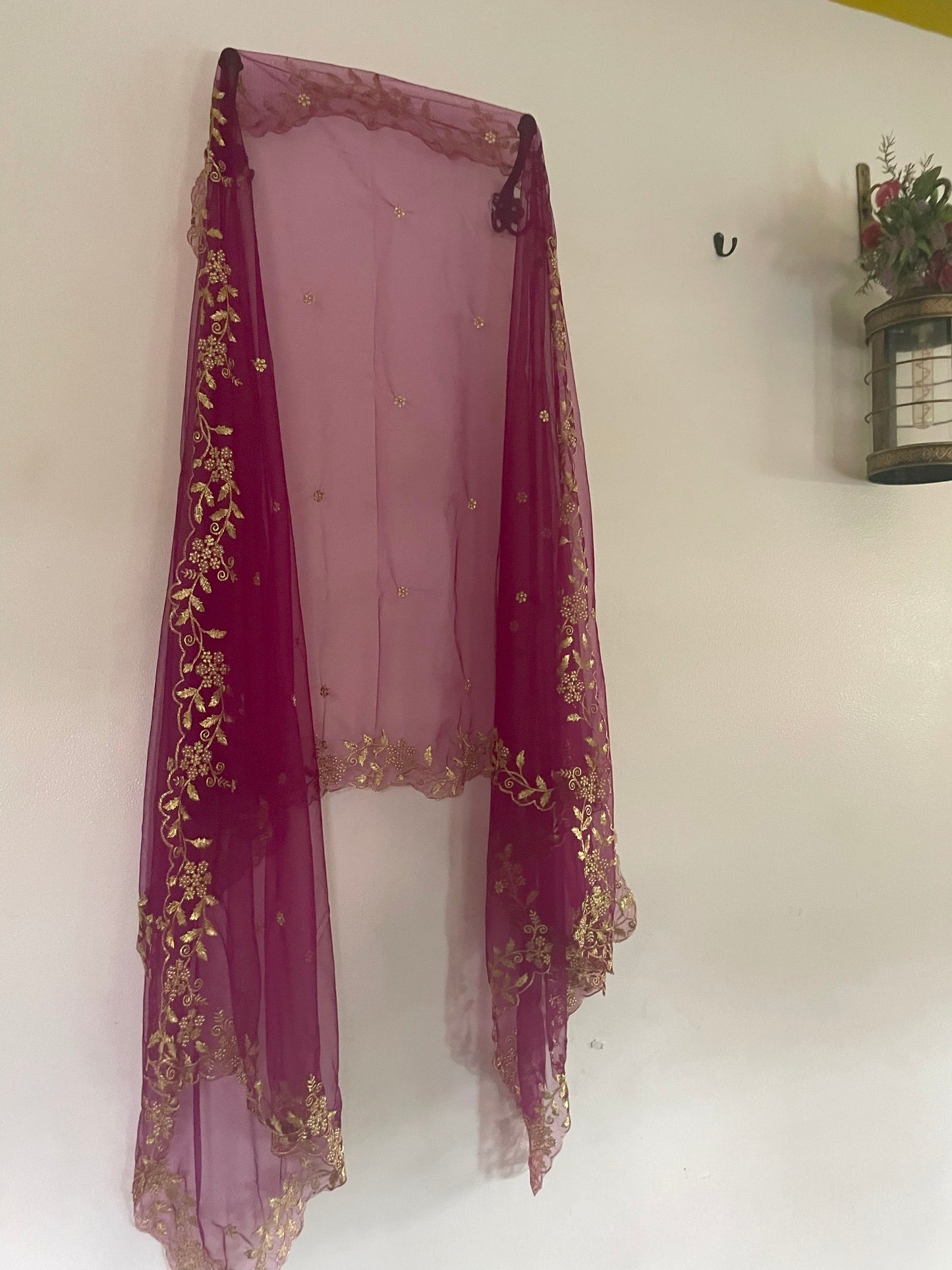 Net dupatta with scallop border